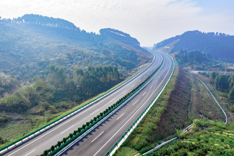6.高速公路與群山相連，植被覆蓋率高，與原生態(tài)環(huán)境恢復(fù)有機(jī)結(jié)合.jpg